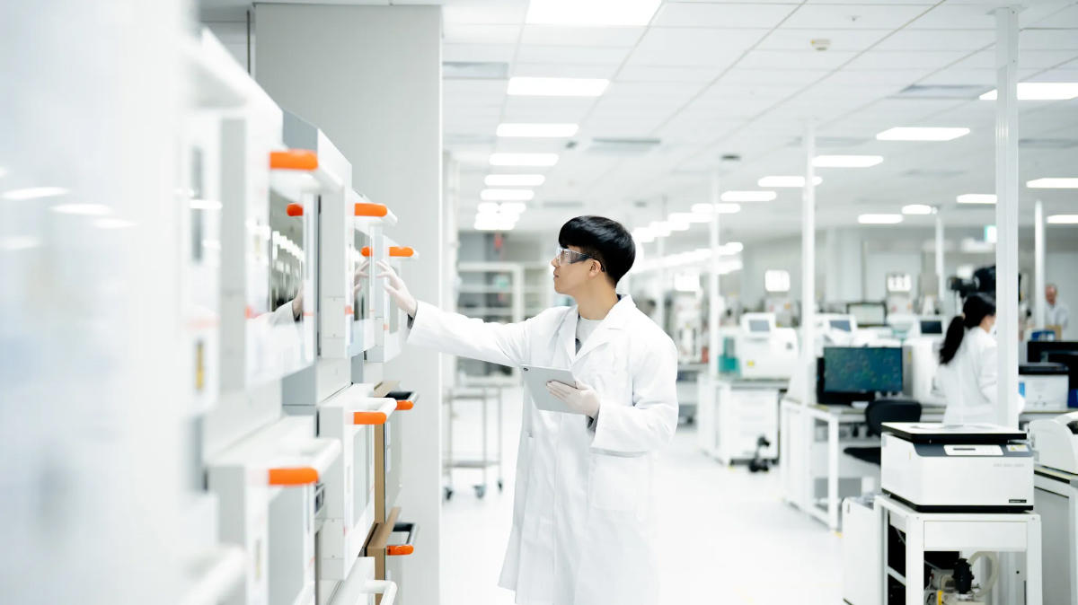 Development team employees analyzing the test results of CDO equipment.